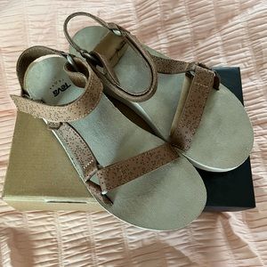 NIB Teva Midform sandals in leather Star print - size 9